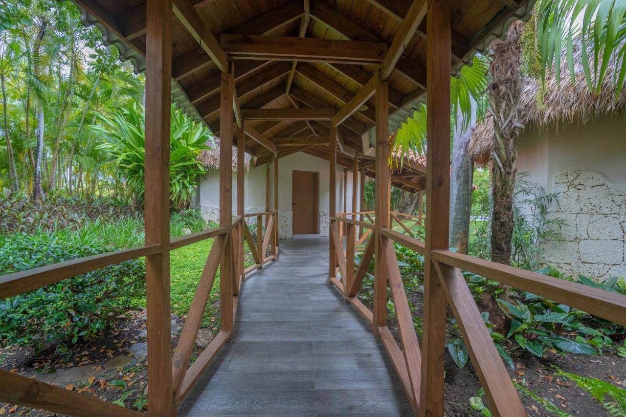 คาริบ ดีลักซ์ ปรินเซส - ออล อินครูซีฟ Hotel ปุนตากานา ภายนอก รูปภาพ A walkway at the resort