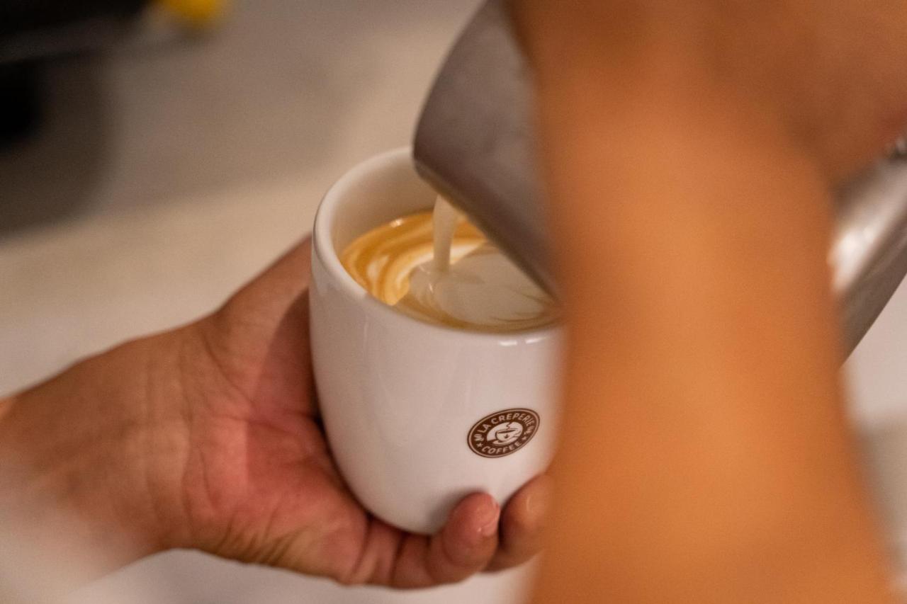 คาริบ ดีลักซ์ ปรินเซส - ออล อินครูซีฟ Hotel ปุนตากานา ภายนอก รูปภาพ A barista prepares a coffee drink.