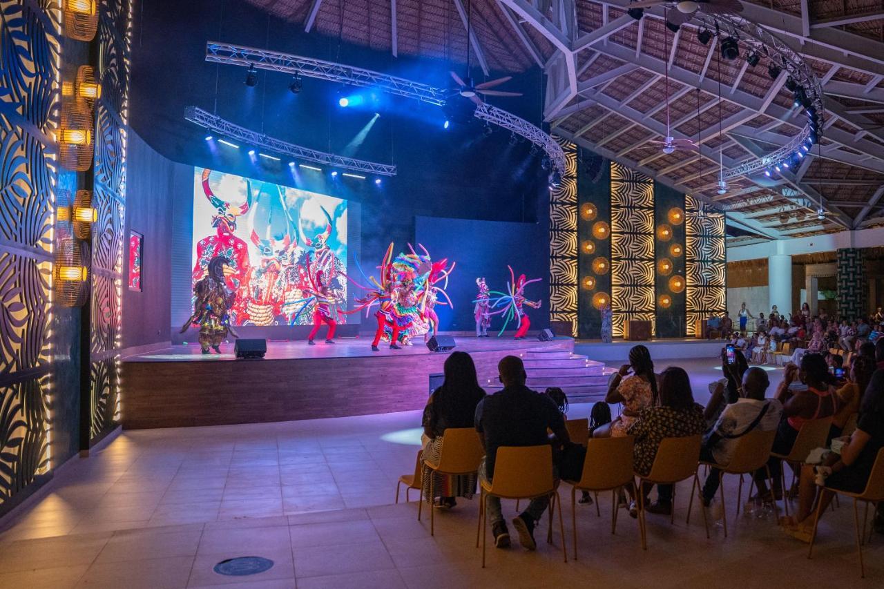 คาริบ ดีลักซ์ ปรินเซส - ออล อินครูซีฟ Hotel ปุนตากานา ภายนอก รูปภาพ The stage at the resort's main lobby