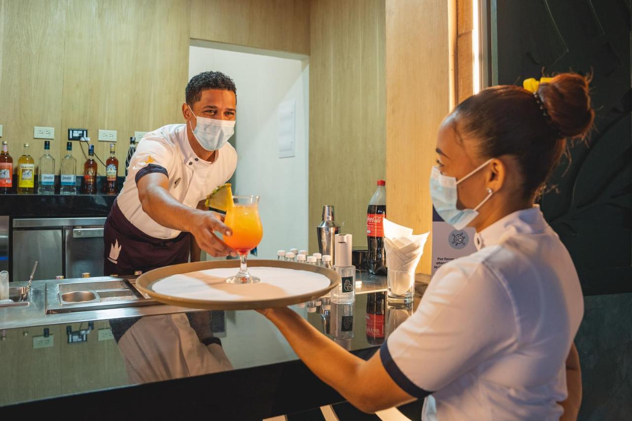 คาริบ ดีลักซ์ ปรินเซส - ออล อินครูซีฟ Hotel ปุนตากานา ภายนอก รูปภาพ A waiter serving a drink