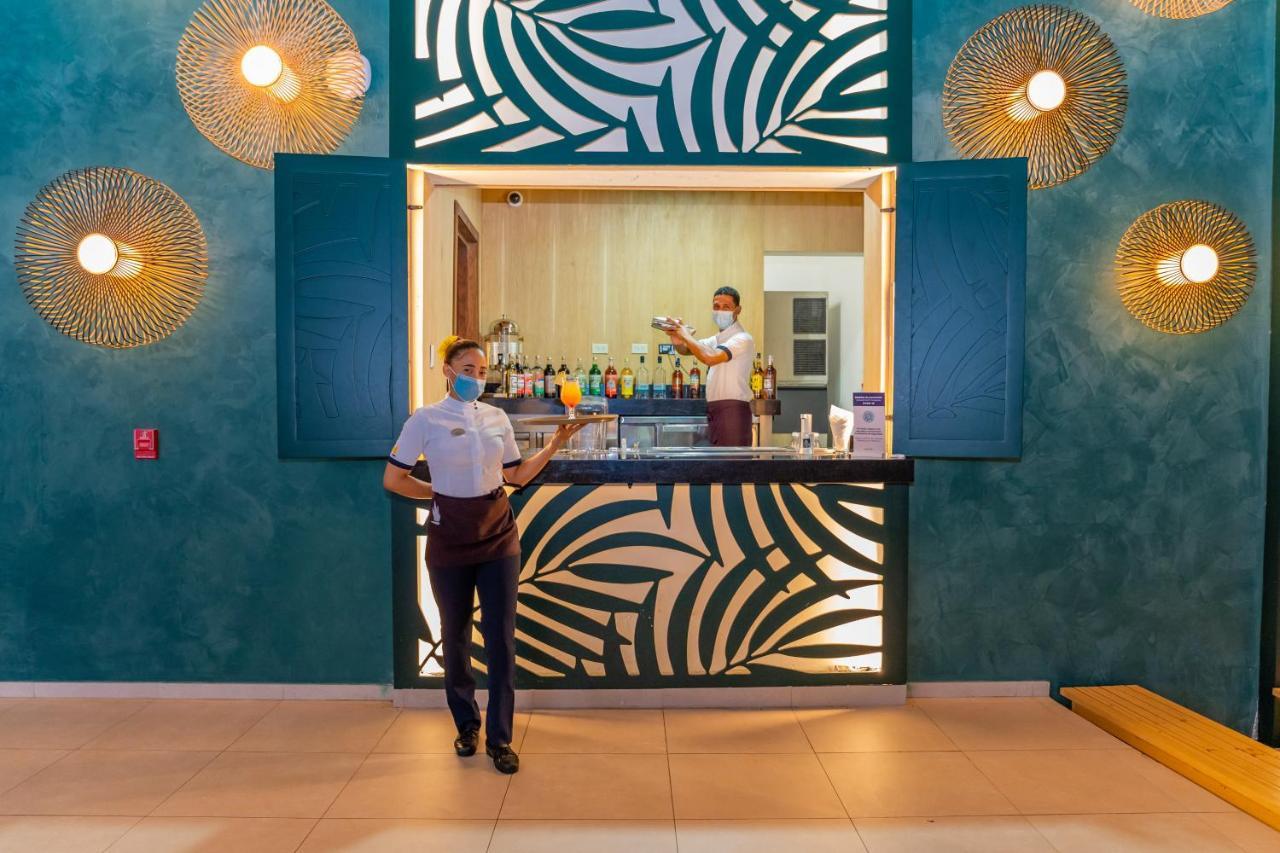 คาริบ ดีลักซ์ ปรินเซส - ออล อินครูซีฟ Hotel ปุนตากานา ภายนอก รูปภาพ The bar at the lounge